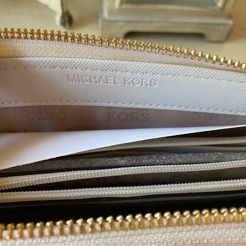 Michael Kors Wallet Jet Set Wallet - Picture 9 of 9